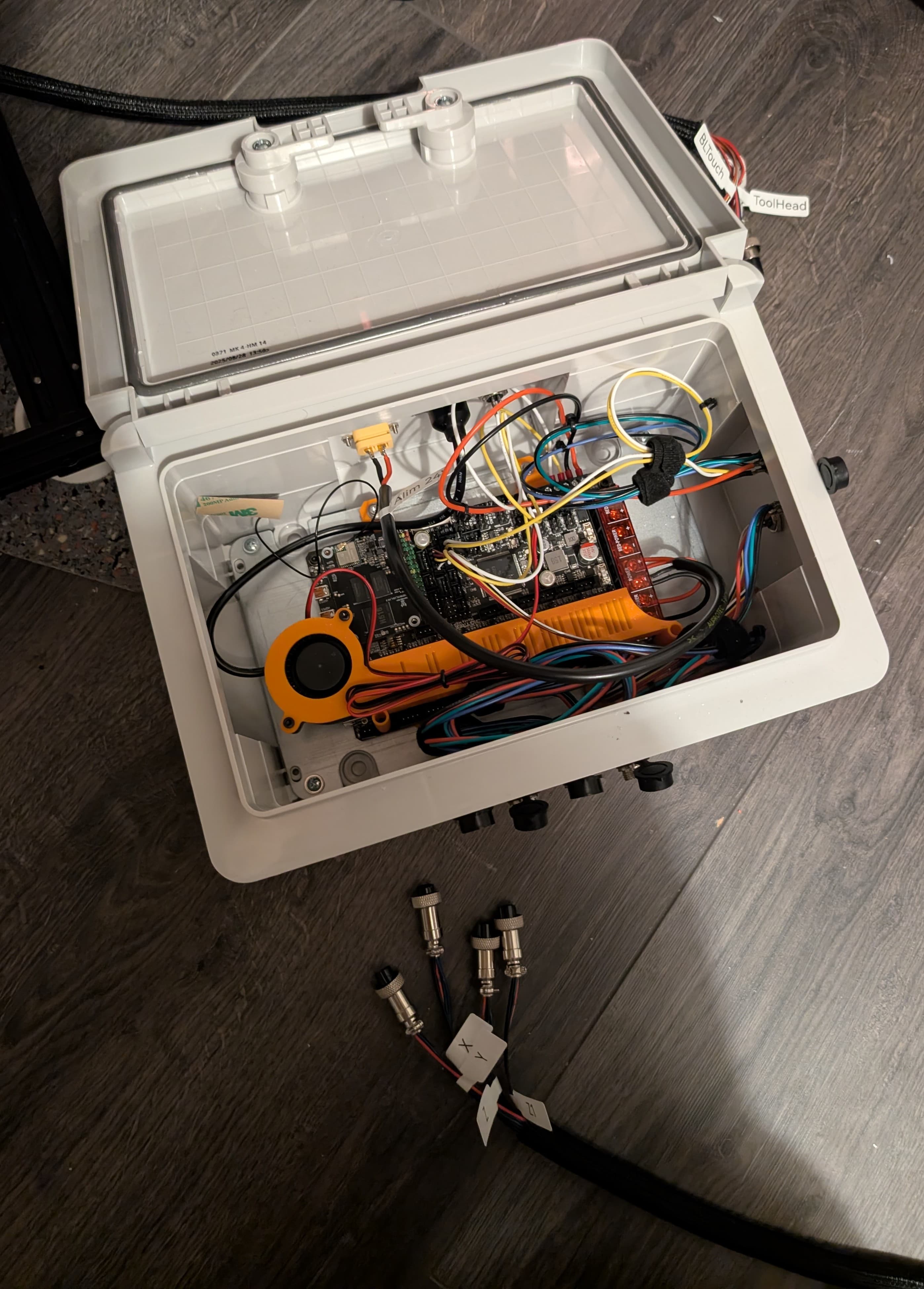 Intérieur du boîtier câblé